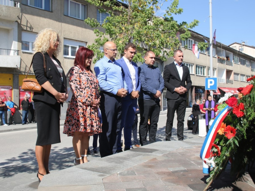 FOTO: Polaganjem vijenaca i svečanom sjednicom započelo obilježavanje Dana općine