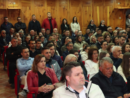 FOTO: Na Šćitu predstavljena knjiga ''Oluje u nama'' autora Ivana Tadića