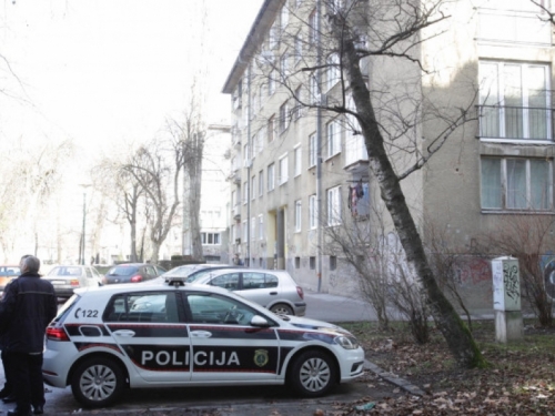 Napad usred dana u Sarajevu: Razbojnik čekićem tukao ženu, spasio je stanar iz obližnje zgrade