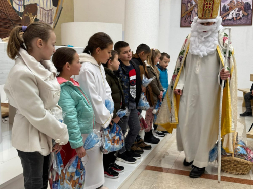 Sv. Nikola posjetio djecu na Orašcu