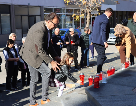 FOTO: Svi sveti - U Prozoru zapaljene svijeće za poginule i preminule branitelje