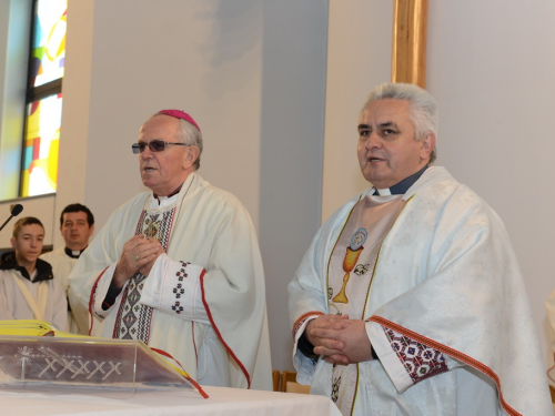 FOTO: Mons. dr. Pero Sudar blagoslovio novi križ i spomenik Stjepanu Džalti na Uzdolu