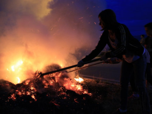 FOTO: Paljenjem svitnjaka Rama dočekuje sv. Ivu