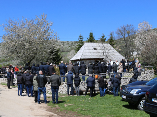 FOTO: Druženje Rumbočana i sv. misa na Zahumu