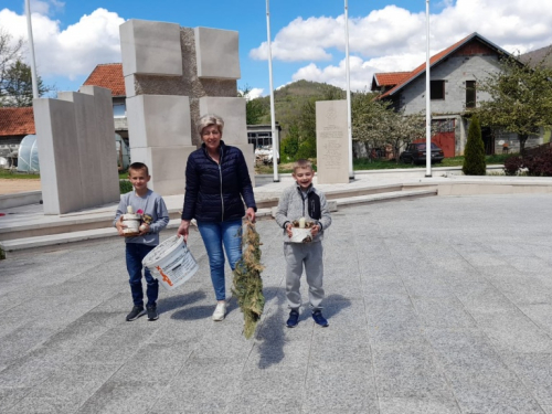 Učenici i djelatnici OŠ Veselka Tenžere na Uzdolu obilježili Dan planeta Zemlje