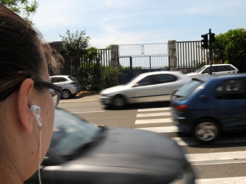 Veće kazne vozačima za prekršaje, ali i pješacima za slušanje glazbe