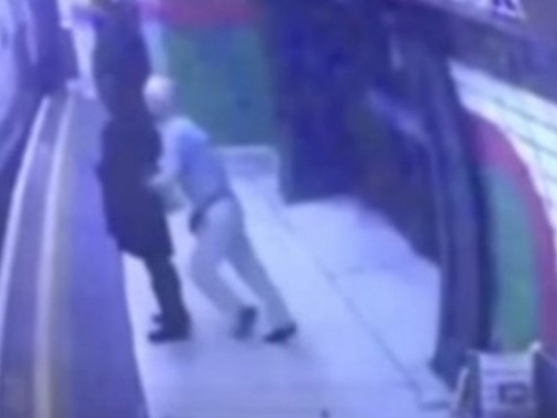 Umirovljenik gurnuo ženu koja je nosila hidžab na nadolazeći vlak