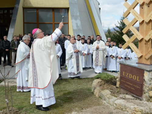 FOTO: Mons. dr. Pero Sudar blagoslovio novi križ i spomenik Stjepanu Džalti na Uzdolu