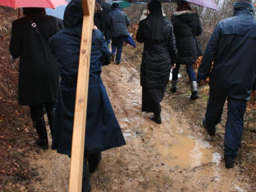 FOTO: Provincijal fra Lovro Gavran predvodio misu i Križni put na Uzdolu