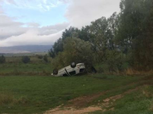 Golf sletio s ceste na prometnici Tomislavgrad - Blidinje, jedna osoba ozlijeđena