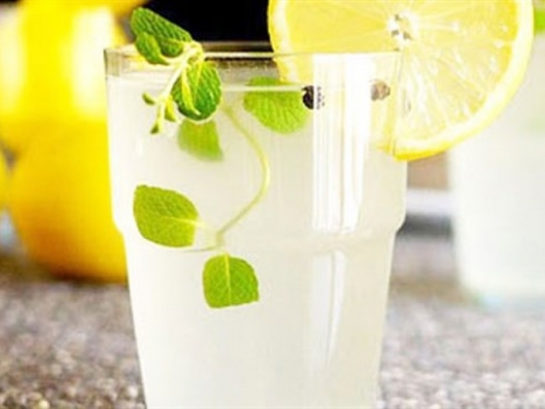 Evo zašto je ujutro dobro popiti čašu tople vode s limunovim sokom
