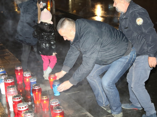 FOTO: Paljenjem svijeća u Prozoru odana počast Anti Pavloviću