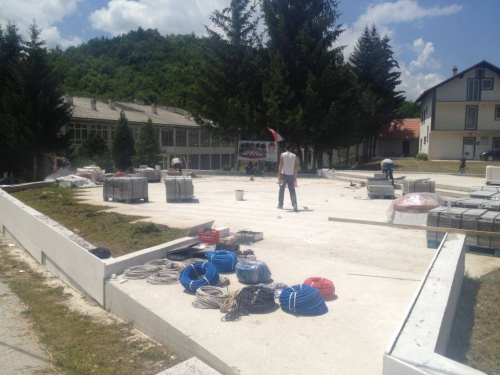 FOTO: Radovi na spomen obilježju poginulim braniteljima na Uzdolu