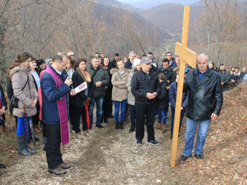 FOTO: Mr. Pero Brajko predvodio put križa na Uzdolu