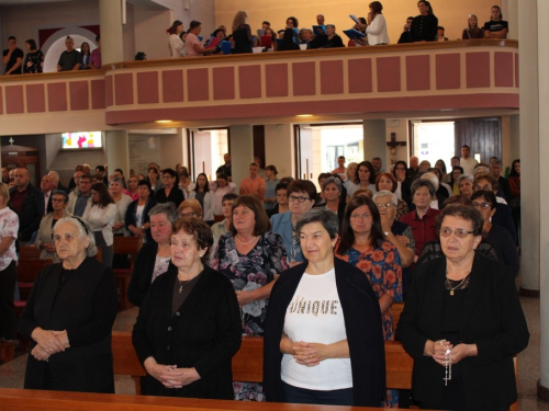 FOTO: Obljetnica posvete crkve i Dan duhovnih zvanja župe Prozor