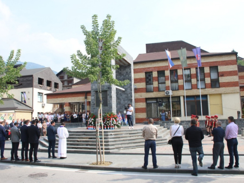 FOTO: Polaganjem vijenaca i svečanom sjednicom započelo obilježavanje Dana općine