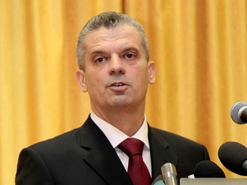 SDP i SDA uz asistenciju srpskih stranaka smjenjuju Radončića