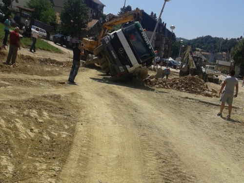 FOTO: U Prozoru se prevrnuo kamion natovaren zemljom