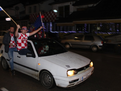 FOTO/VIDEO: Ludnica na ulicama Prozora! Pogledajte kako je proslavljena pobjeda Hrvatske