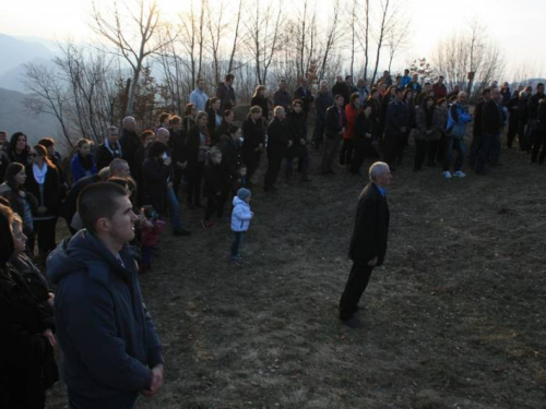 FOTO: Fra Andrija Jozić predvodio Križni put na Uzdolu