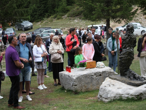 FOTO: Na Vranu služena sv. misa za poginule duvandžije