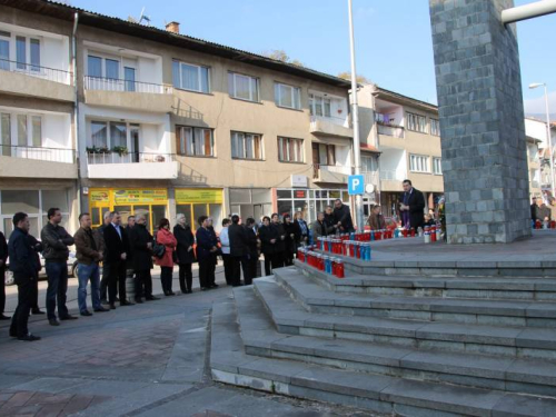 Povodom Svih svetih u Prozoru zapaljene svijeće za poginule i preminule branitelje