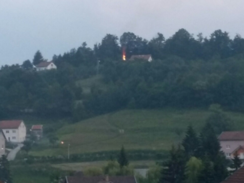 FOTO: Paljenjem svitnjaka Rama dočekuje sv. Ivu