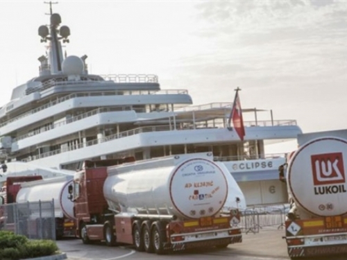 Abramovičeva jahta čeka 750 tona goriva za milijun eura