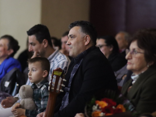 FOTO: U Prozoru predstavljena slikovnica Magdalene Jeličić ''Djed, dječak i računalo''