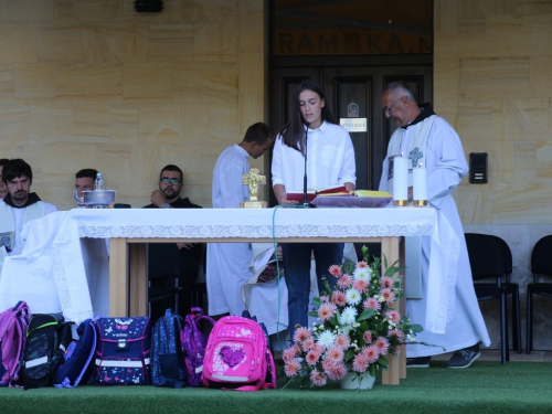 FOTO: Započela trodnevnica u župi Rama-Šćit, prvašići darovani prigodnim darovima