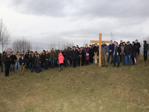 FOTO: Mr. Pero Brajko predvodio put križa na Uzdolu