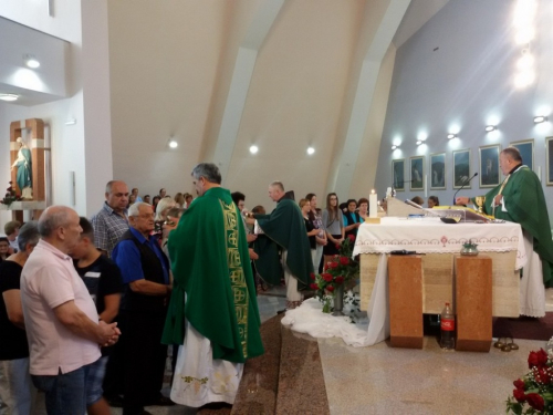 FOTO: Don Miljenko Džalto službeno predao župu Uzdol don Ivi Tomiću