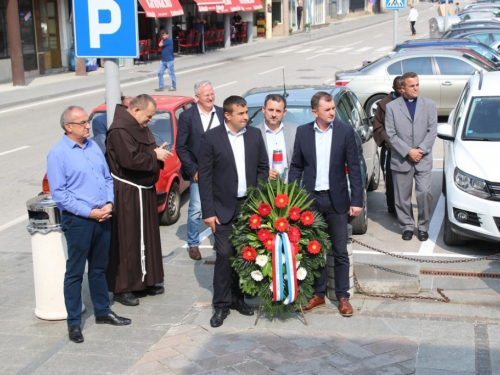 FOTO: Polaganjem vijenaca i svečanom sjednicom započelo obilježavanje Dana općine