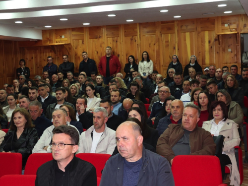 FOTO: Na Šćitu predstavljena knjiga ''Oluje u nama'' autora Ivana Tadića