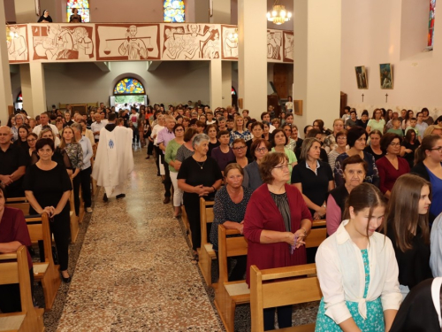 FOTO: Započela trodnevnica u župi Rama-Šćit, prvašići darovani prigodnim darovima