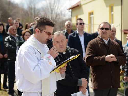 FOTO: Mons. dr. Pero Sudar blagoslovio novi križ i spomenik Stjepanu Džalti na Uzdolu