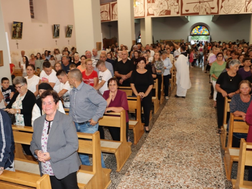 FOTO: Započela trodnevnica u župi Rama-Šćit, prvašići darovani prigodnim darovima