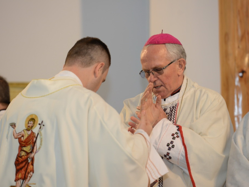 FOTO: Mons. dr. Pero Sudar blagoslovio novi križ i spomenik Stjepanu Džalti na Uzdolu