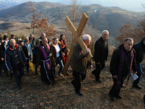 FOTO: Fra Andrija Jozić predvodio Križni put na Uzdolu