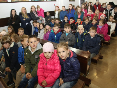 FOTO: Sv. Nikola podijelio paketiće djeci u Rumbocima