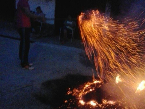 FOTO: Paljenjem svitnjaka Rama dočekuje sv. Ivu