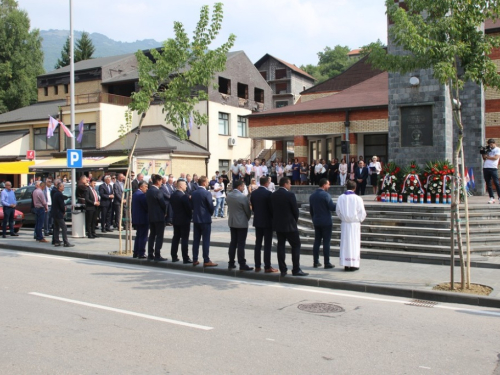 FOTO: Polaganjem vijenaca i svečanom sjednicom započelo obilježavanje Dana općine