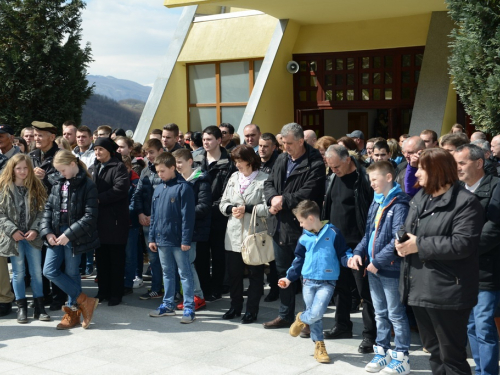 FOTO: Mons. dr. Pero Sudar blagoslovio novi križ i spomenik Stjepanu Džalti na Uzdolu