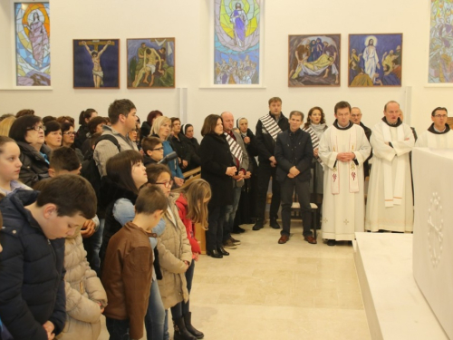 FOTO: Posveta novoga oltara i blagoslov obnovljene crkve u župi Gračac