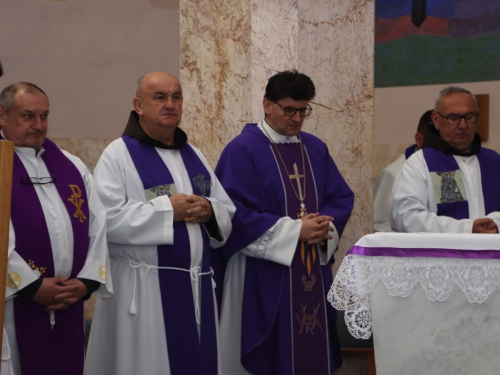 FOTO: Križni put mladih Fojničkog arhiđakonata u župi Rama-Šćit