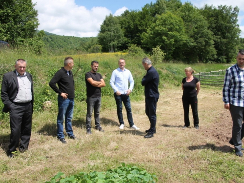 FOTO: Udruga ''Naša zemlja'' Jurići započela probnu poljoprivrednu proizvodnju