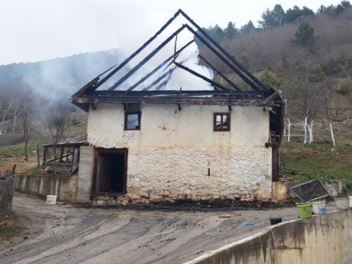Izgorjela kuća u Ploči