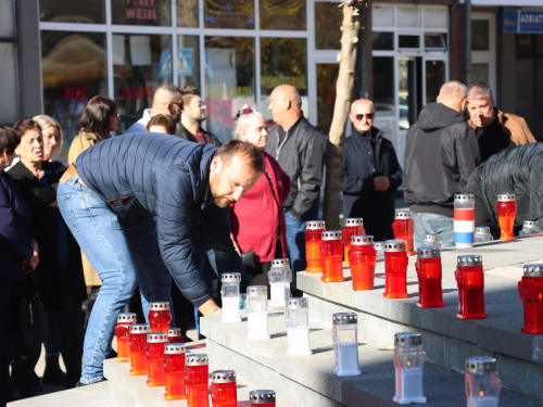 FOTO: Svi sveti - U Prozoru zapaljene svijeće za poginule i preminule branitelje
