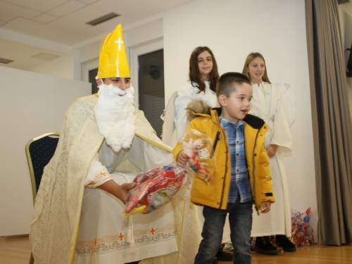 FOTO: Sv. Nikola razveselio mališane u Rumbocima