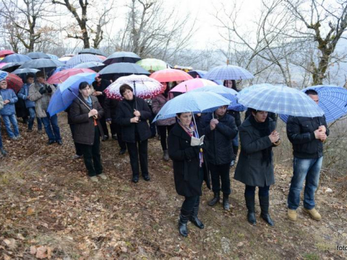 FOTO: Mons. dr. Pero Sudar predvodio misu i Križni put na Uzdolu